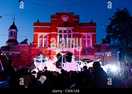 Prestazioni di Le voyage des Aquarêves mediante la Compagnie Malabar per la Greenwich + Docklands Festival internazionale a Woolwich Town Center, Greenwich, London, Regno Unito il 30 giugno 2012. Foto Stock