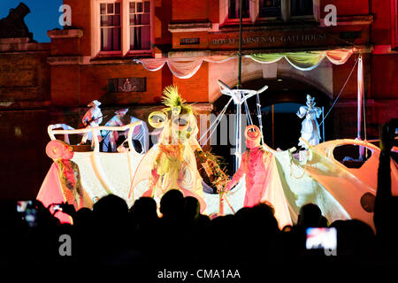 Prestazioni di Le voyage des Aquarêves mediante la Compagnie Malabar per la Greenwich + Docklands Festival internazionale a Woolwich Town Center, Greenwich, London, Regno Unito il 30 giugno 2012. Foto Stock