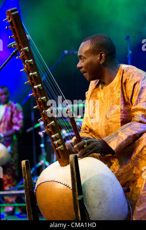 Back2Black Music Festival, il vecchio mercato di Billingsgate, London, Regno Unito.01.07.2012 Foto Mostra artista Toumani Diabaté e suo figlio Sidiki (sinistra) sul palco principale sul retro2Black Music Festival, London, Regno Unito Foto Stock