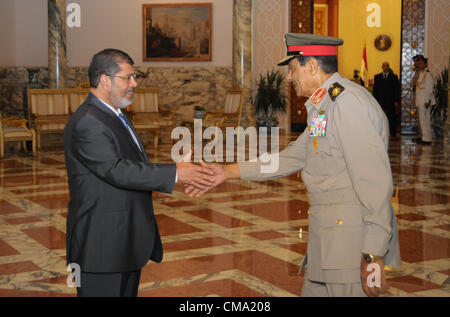 1 Luglio 2012 -- Il Cairo, Egitto -- il neo eletto Presidente egiziano Mohamed Mursi soddisfa con la cultura Egiziana Maresciallo di Campo Hussein Tantawi al palazzo presidenziale. (Piscina/sono presidenza/Handout) Foto Stock