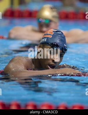 Omaha, Nebraska, Stati Uniti d'America - Cullen Jones celebra dopo ha disputato il campionato finale dell'uomo 50 m Freestyle durante il giorno sei del 2012 U.S. Piscina olimpionica di prove del Team a CenturyLink Center su luglio 1, 2012 in Omaha, Nebraska. (Credito Immagine: © Armando Arorizo/Prensa Internacional/ZUMAPRESS.com) Foto Stock