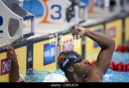 Omaha, Nebraska, Stati Uniti d'America - Cullen Jones celebra dopo ha disputato il campionato finale dell'uomo 50 m Freestyle durante il giorno sei del 2012 U.S. Piscina olimpionica di prove del Team a CenturyLink Center su luglio 1, 2012 in Omaha, Nebraska. (Credito Immagine: © Armando Arorizo/Prensa Internacional/ZUMAPRESS.com) Foto Stock