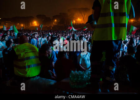 Volontari nella protezione civile distribuisce acqua durante la finale di Euro 2012 al Circo Massimo di Roma Foto Stock