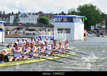 USA recupera Grand Challenge Cup con il californiano equipaggio, composta di vogatori che ha appena perso la selezione per le Olimpiadi di Londra al più prestigioso evento a remi ,l'Henley Royal Regatta, Henley on Thames, Inghilterra, domenica 1 luglio 2012. Il Grand Challenge Cup (M8+)Sun California club di canottaggio, U.S.A. (2) Sbattere la Brown University, U.S.A. (1)   da 1 1/4 lunghezze Foto Stock