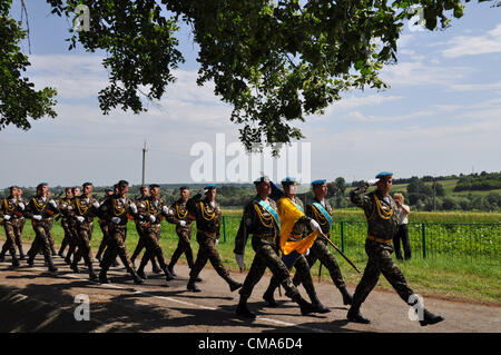 Ceca Ministro della difesa Alexandr Vondra ha inaugurato un nuovo memoriale di legionari cecoslovacca, ucciso nella battaglia di Zborov in 1917, nel villaggio di Ozerna, Ucraina, dove un legionario infermeria azionato durante la Prima Guerra Mondiale, il 2 luglio 2012. (CTK foto/Milano Syrucek) Foto Stock