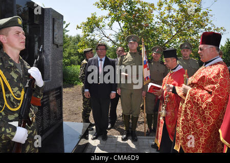 Ceca Ministro della difesa Alexandr Vondra ha inaugurato un nuovo memoriale di legionari cecoslovacca, ucciso nella battaglia di Zborov in 1917, nel villaggio di Ozerna, Ucraina, dove un legionario infermeria azionato durante la Prima Guerra Mondiale, il 2 luglio 2012. (CTK foto/Milano Syrucek) Foto Stock