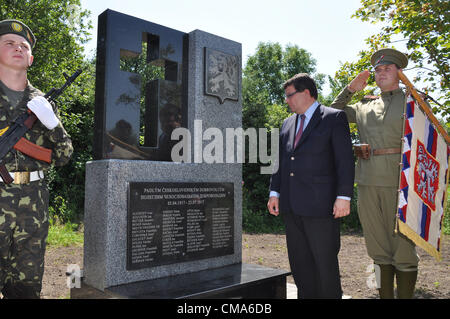 Ceca Ministro della difesa Alexandr Vondra ha inaugurato un nuovo memoriale di legionari cecoslovacca, ucciso nella battaglia di Zborov in 1917, nel villaggio di Ozerna, Ucraina, dove un legionario infermeria azionato durante la Prima Guerra Mondiale, il 2 luglio 2012. (CTK foto/Milano Syrucek) Foto Stock