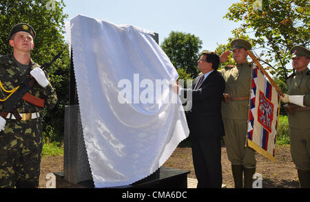 Ceca Ministro della difesa Alexandr Vondra ha inaugurato un nuovo memoriale di legionari cecoslovacca, ucciso nella battaglia di Zborov in 1917, nel villaggio di Ozerna, Ucraina, dove un legionario infermeria azionato durante la Prima Guerra Mondiale, il 2 luglio 2012. (CTK foto/Milano Syrucek) Foto Stock