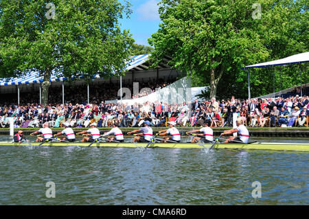 USA recupera Grand Challenge Cup con il californiano equipaggio, composta di vogatori che ha appena perso la selezione per le Olimpiadi di Londra al più prestigioso evento a remi ,l'Henley Royal Regatta, Henley on Thames, Inghilterra domenica 1 luglio 2012.Il Grand Challenge Cup (M8+)Sun California club di canottaggio, U.S.A. (2) Sbattere la Brown University, U.S.A. (1)   da 1 1/4 lunghezze Foto Stock