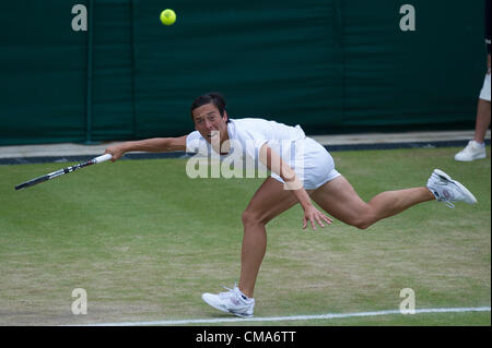 02.07.2012. All England Lawn Tennis e Croquet Club. Londra, Inghilterra. Francesca Schiavone dell Italia in azione contro Petra KVITOVA della Repubblica ceca durante il quarto round qualifica a Wimbledon Tennis campionati a tutti England Lawn Tennis e Croquet Club. London, England, Regno Unito Foto Stock