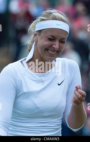 02.07.2012. All England Lawn Tennis e Croquet Club. London, England.Sabine LISICKI di Germania vincendo le donne del quarto round qualifiche contro Maria Sharapova della Russia a Wimbledon Tennis campionati a tutti England Lawn Tennis e Croquet Club. London, England, Regno Unito Foto Stock