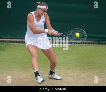 02.07.2012. All England Lawn Tennis e Croquet Club. Londra, Inghilterra. Yaroslava Shvedova del Kazakistan in azione contro Serena Williams degli Stati Uniti durante il quarto round qualifica a Wimbledon Tennis campionati a tutti England Lawn Tennis e Croquet Club. London, England, Regno Unito Foto Stock