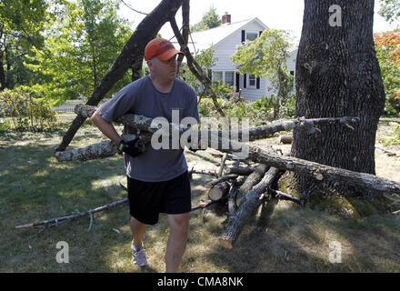 2 luglio 2012 - Charlottesville, Virginia, Stati Uniti - Ken Thacker pulisce i detriti dal suo cortile su San Giorgio Ave. in Crozet, VA. Alta venti da venerdì notte di tempesta abbattuto numerosi alberi e hanno causato gravi interruzioni di corrente in tutta la zona. (Credito Immagine: © Andrew Shurtleff/ZUMAPRESS.com) Foto Stock