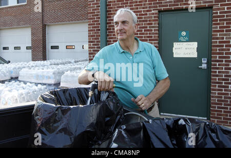 2 luglio 2012 - Charlottesville, Virginia, Stati Uniti - Southern Albemarle County residenti Peter Clark riempie il cestino per il suo bestiame al di fuori del giardino nord stazione dei vigili del fuoco. La stazione dei vigili del fuoco ha acqua disponibile ad Albemarle County residenti in stato di bisogno. Alta venti da venerdì notte di tempesta abbattuto numerosi alberi e hanno causato gravi interruzioni di corrente in tutta la zona. (Credito Immagine: © Andrew Shurtleff/ZUMAPRESS.com) Foto Stock