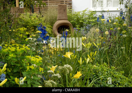 La nostra prima casa, il nostro primo giardino progettato da Nilufr Danis ha vinto il basso costo elevato impatto Gardens categoria Best in Show Award e una medaglia d oro al RHS Hampton Court Palace Flower Show Londra UK 2 luglio 2012. Il giardino è stato progettato per coppie giovani prima casa. Foto Stock