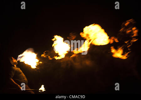 3 luglio 2012 - Aliso Viejo, California, Stati Uniti - DEVIN HERVEY, di Lake Forest in California, non incendio respirazione vicino all'oceano e fire twirlers. La luna piena del cerchio del tamburo è iniziato nel 2003 e ora ha una frequenza di 200-300 persone durante l'estate e 50-100 persone nei mesi invernali. Luglio la luna piena ha molti nomi: Thunder Luna, fieno luna o Mead luna, ma è spesso conosciuta come la luna Buck perché il nuovo palchi del buck di solito appaiono durante questo tempo. (Credito Immagine: © Jerry Englehart Jr./ZUMAPRESS.com) Foto Stock