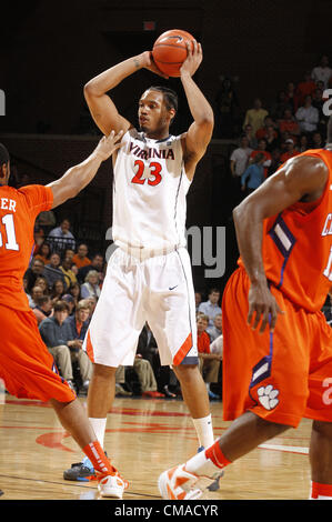 Gen 31, 2012 - Charlottesville, Virginia, Stati Uniti - Virginia Cavaliers avanti #23 Mike Scott gestisce la palla durante la partita contro i Clemson Tigers presso la John Paul Jones Arena in Charlottesville, Virginia. Virginia sconfitto Clemson 65-61. (Credito Immagine: © Andrew Shurtleff/ZUMAPRESS.com) Foto Stock