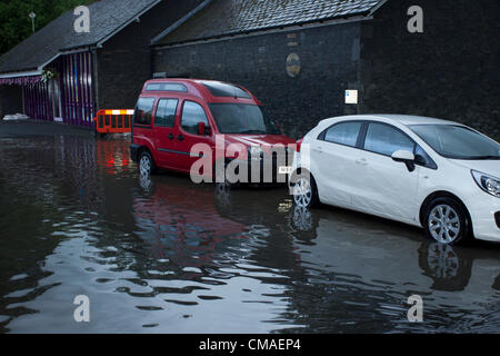 4 luglio 2012. Windermere Cumbria Regno Unito. Vetture a Glebe sono intrappolati dalla pioggia torrenziale. Emissario di burst di drenaggio su Bowness Bay Front Foto Stock