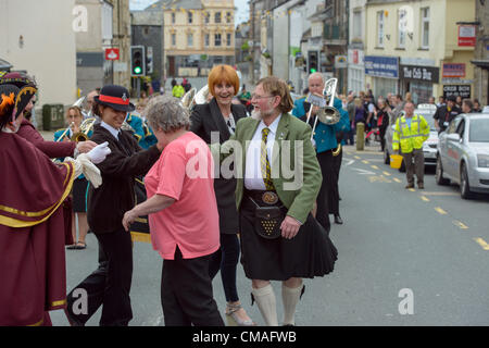 Liskeard, Cornwall, Regno Unito. 4 Luglio, 2012. Maria Portas danze le danze floreali con il Consigliere Roger Holmes in Liskeard, Cornwall. Liskeard ha vinto £100.000 di fondi del governo per provare Ms Portas piani per ringiovanire la nazione High Street. Foto di Sean Hernon/Alamy Live News Foto Stock