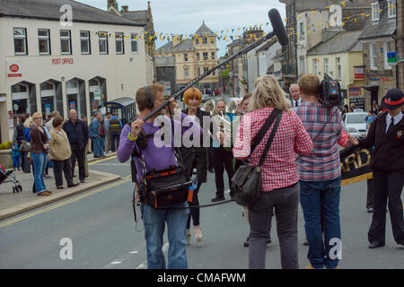 Liskeard, Cornwall, Regno Unito. 4 Luglio, 2012. Maria Portas danze le danze floreali con il Consigliere Roger Holmes in Liskeard, Cornwall. Liskeard ha vinto £100.000 di fondi del governo per provare Ms Portas piani per ringiovanire la nazione High Streets. Foto di Sean Hernon/Alamy Live News Foto Stock