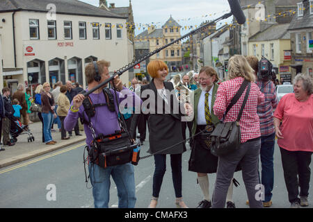 Liskeard, Cornwall, Regno Unito. 4 Luglio, 2012. Maria Portas danze le danze floreali con il Consigliere Roger Holmes in Liskeard, Cornwall. Liskeard ha vinto £100.000 di fondi del governo per provare Ms Portas piani per ringiovanire la nazione High Streets. Foto di Sean Hernon/Alamy Live News Foto Stock