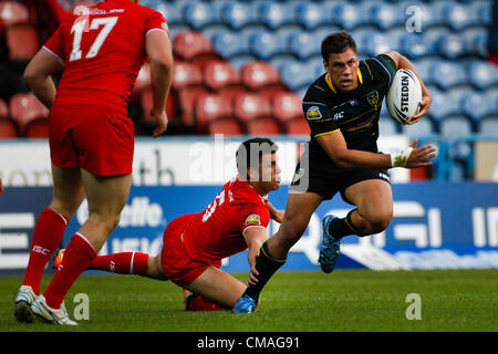 04.07.2012 Huddersfield, Inghilterra. Gli esuli débutant Joel luna (Salford City Reds) evade il paranco di Inghilterra del Tom BRISCOE (Hull FC) durante l'origine internazionale Match 2 al Galpharm Stadium Foto Stock