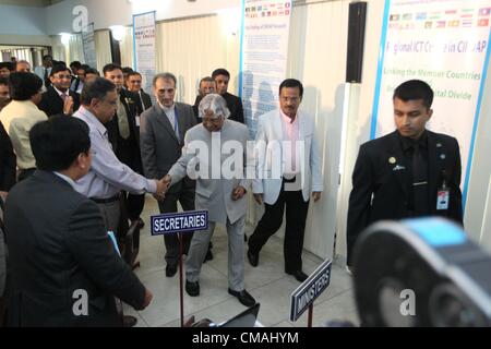 5 luglio 2012 - Dhaka, Bangladesh - 05 luglio 2012 Dhaka. Bangladesh - Ex presidente indiano APJ Abdul Kalam giovedì ha erogato una lecture condividendo le sue idee di globale dello sviluppo delle zone rurali in coincidenza con la xxxiii anniversario della fondazione celebrazioni di Dhaka-centro basata su uno sviluppo rurale integrato per l'Asia ed il Pacifico (Cirdap). Egli è su una due giorni di visita in Bangladesh per frequentare la XXXIII giornata fondazione celebrazione del Cirdap. Â© Monirul Alam (credito Immagine: © Monirul Alam/ZUMAPRESS.com) Foto Stock