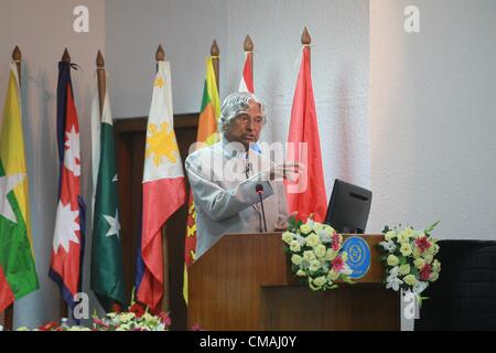 5 luglio 2012 - Dhaka, Bangladesh - 05 luglio 2012 Dhaka. Bangladesh - Ex presidente indiano APJ Abdul Kalam giovedì ha erogato una lecture condividendo le sue idee di globale dello sviluppo delle zone rurali in coincidenza con la xxxiii anniversario della fondazione celebrazioni di Dhaka-centro basata su uno sviluppo rurale integrato per l'Asia ed il Pacifico (Cirdap). Egli è su una due giorni di visita in Bangladesh per frequentare la XXXIII giornata fondazione celebrazione del Cirdap. Â© Monirul Alam (credito Immagine: © Monirul Alam/ZUMAPRESS.com) Foto Stock