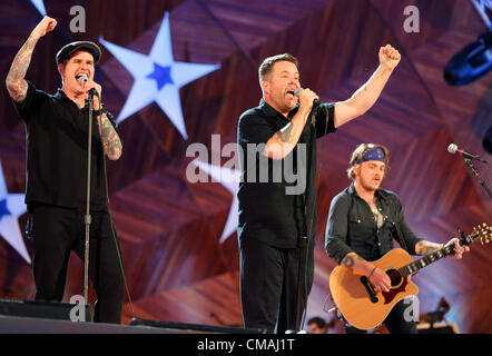 Dropkick Murphys eseguire all'annuale Giorno Di Indipendenza Boston Pops Orchestra in concerto al portello Shell in Boston, Massachusetts, Mercoledì, 4 luglio 2012. Foto Stock