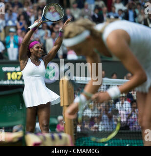 05.07.2012. Il torneo di Wimbledon Tennis Championships 2012 tenutosi presso il All England Lawn Tennis e Croquet Club di Londra, Inghilterra, Regno Unito. Serena Williams (USA) [6] v Victoria Azarenka (BLR) [2] . Serena trionfante. Foto Stock