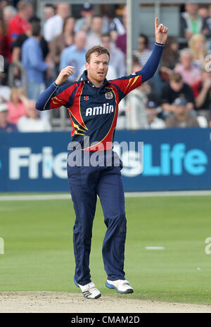 05.07.2012. Chelmsford Essex, Inghilterra, Regno Unito. Tim Phillips celebra il paletto di Gareth Berg LBW. Amici vita T20 Essex Eagles vs Middlesex pantere. Azione a Ford County Ground, Chelmsford Essex. Foto Stock