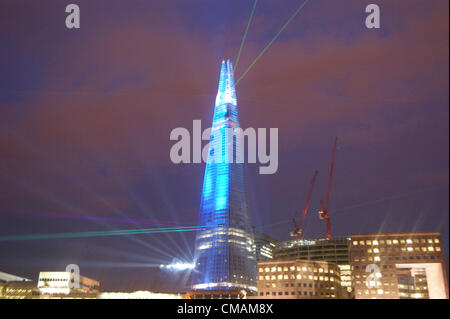 Londra, Regno Unito. Serata di giovedì 5 luglio 2012. Persone raccolte sul Ponte di Londra, il Tamigi a piedi e il Tower Bridge per guardare la torre di Shard luminarie. La Shard è ora ufficialmente divenne il più alto in Europa occidentale. Foto Stock