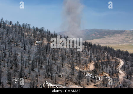 Wildfire e forest fire distrugge 50.000 acri di montagna e cabina zone residenziale nel centro dello Utah. Cavo di legno fuoco. Foto Stock