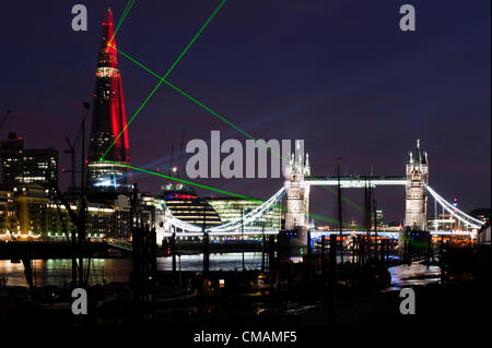 London, Regno Unito - 5 Luglio 2012: Renzo Piano è il Coccio durante la cerimonia inaugurale dei laser light show. Unione europea l'edificio più alto di incendi dei fasci di luce dal vertice a 15 altre attrazioni della città. Foto Stock