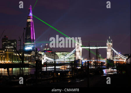 London, Regno Unito - 5 Luglio 2012: Renzo Piano è il Coccio durante la cerimonia inaugurale dei laser light show. Unione europea l'edificio più alto di incendi dei fasci di luce dal vertice a 15 altre attrazioni della città. Foto Stock