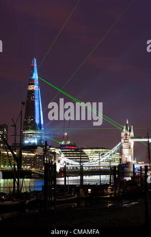 London, Regno Unito - 5 Luglio 2012: Renzo Piano è il Coccio durante la cerimonia inaugurale dei laser light show. Unione europea l'edificio più alto di incendi dei fasci di luce dal vertice a 15 altre attrazioni della città. Foto Stock