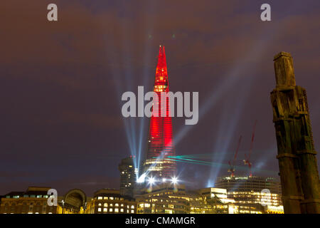 Londra, Inghilterra - Luglio 05: l'apertura dell'Europa più alto edificio, Shard, sul London South Bank con una luce e laser show il 5 giugno 2012 a Londra, Inghilterra. (Foto di Dave Avvisatore acustico - estrema apertura fotografia) Foto Stock