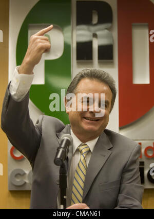 5 luglio 2012 - Messico, Distrito Federal, Messico - Jueves, 05 de julio de 2012. El presidente del Partido Revolucionario Institucional PRI, Pedro Joaquin Coldwell ofrecio n.a. conferencia de prensa donde indico que su candidato Enrique Pe?Un Nieto Despues de la impugnacion de la oposicion a la conteo de las casillas, el IFE confirmo que el candidato priista gano la Presidencia de la republica. , Prensa-Internacional.com (credito Immagine: © Octavio Nava/Prensa Internacional/ZUMAPRESS.com) Foto Stock