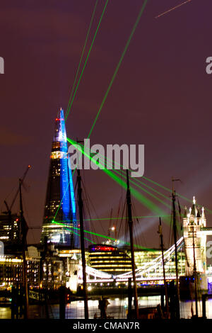 Laser e luci il flusso dalla Shard Building, Londra, Regno Unito giovedì 5 luglio 2012. Lo show di luci è quello di aprire ufficialmente il nuovo di zecca Shard edificio. La Shard è ora ufficialmente l'edificio più alto in Europa occidentale. Foto Stock