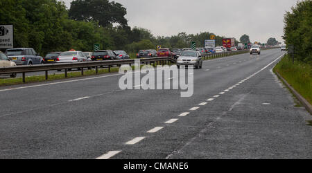 6 luglio 2012. Northampton UK. Code di traffico sulla A43 dalla giunzione MI 15A per il circuito di Silverstone, Towcester, Northamptonshire, Inghilterra, Regno Unito. Il Gran Premio di Formula Uno di Gran Bretagna si svolgerà il 08 luglio 2012. Il traffico è congestionato questa mattina per 10 miglia (16,1 km) dovuta al volume di veicoli cercando di raggiungere il circuito per il fine settimana e dopo la pioggia caduta nella notte. Foto Stock