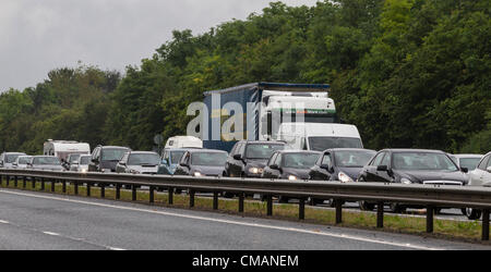 6 luglio 2012. Northampton UK. Code di traffico sulla A43 dalla M1 Junction 15a per il circuito di Silverstone, Towcester, Northamptonshire, Inghilterra, Regno Unito. Il Gran Premio di Formula Uno di Gran Bretagna si svolgerà il 08 luglio 2012. Il traffico è congestionato questa mattina per 10 miglia (16,1 km) dovuta al volume di veicoli cercando di raggiungere il circuito per il fine settimana e dopo la pioggia caduta nella notte. Foto Stock