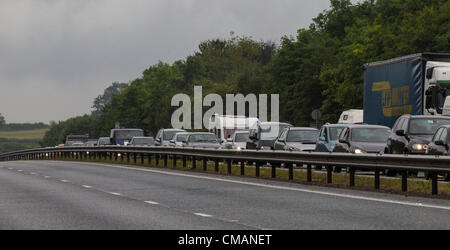 6 luglio 2012. Northampton UK. Code di traffico sulla A43 dalla giunzione MI 15A per il circuito di Silverstone, Towcester, Northamptonshire, Inghilterra, Regno Unito. Il Gran Premio di Formula Uno di Gran Bretagna si svolgerà il 08 luglio 2012. Il traffico è congestionato questa mattina per 10 miglia (16,1 km) dovuta al volume di veicoli cercando di raggiungere il circuito per il fine settimana e dopo la pioggia caduta nella notte. Foto Stock