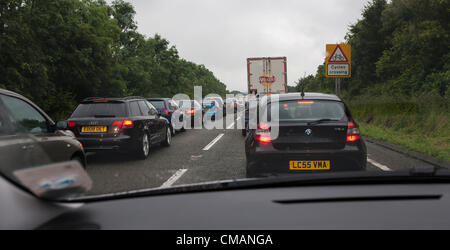 6 luglio 2012. Northampton UK. Code di traffico sulla A43 dalla giunzione MI 15A per il circuito di Silverstone, Towcester, Northamptonshire, Inghilterra, Regno Unito. Il Gran Premio di Formula Uno di Gran Bretagna si svolgerà il 08 luglio 2012. Il traffico è congestionato per 10 miglia (16,1 km) questa mattina a causa di volume di veicoli cercando di raggiungere il circuito per il fine settimana e dopo la pioggia caduta nella notte. Foto Stock