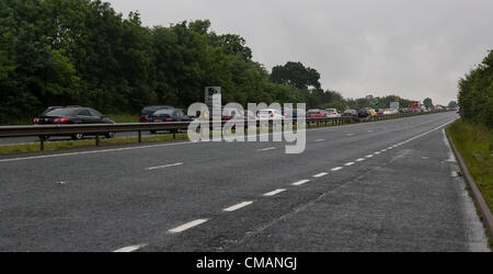 6 luglio 2012. Northampton UK. Code di traffico sulla A43 dalla giunzione MI 15A per il circuito di Silverstone, Towcester, Northamptonshire, Inghilterra, Regno Unito. Il Gran Premio di Formula Uno di Gran Bretagna si svolgerà il 08 luglio 2012. Il traffico è congestionato per 10 miglia (16,1 km) questa mattina a causa di volume di veicoli cercando di raggiungere il circuito per il fine settimana e dopo la pioggia caduta nella notte. Foto Stock