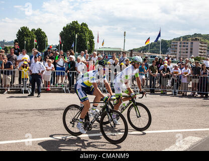 I ciclisti olandese Langeveld Sebastian dal team Orica-Greenedge e De kort Koen da Argos Shimano corsa del team le loro biciclette alla linea di partenza in Rouen, in Normandia, Francia, durante la fase 5 (Rouen-Saint Quentin) del Giro di Francia il 5 luglio 2012. Foto Stock
