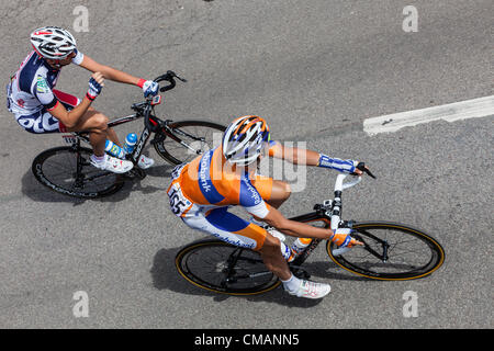 Il ciclista spagnolo Sanchez Luis-Leon da Rabobank Cycling Team e il ciclista belga Vanendert Jelle dal team Lotto-Belisol cavalcare le loro biciclette alla linea di partenza in Rouen, in Normandia, Francia, durante la fase 5 (Rouen-Saint Quentin) del Giro di Francia il 5 luglio 2012. Foto Stock