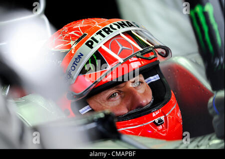 06.07.2012 Towcester, Inghilterra. Michael Schumacher della Germania e la Mercedes AMG Petronas F1 Team si siede nella sua auto in attesa di andare fuori durante le prove libere 1 il venerdì di Santander British Grand Prix, Round 9 del 2012 FIA del Campionato del Mondo di Formula 1 sul circuito di Silverstone. Foto Stock