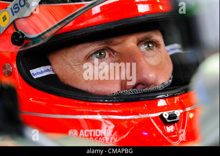 06.07.2012 Towcester, Inghilterra. Michael Schumacher della Germania e la Mercedes AMG Petronas F1 Team si siede nella sua auto in attesa di andare fuori durante le prove libere 1 il venerdì di Santander British Grand Prix, Round 9 del 2012 FIA del Campionato del Mondo di Formula 1 sul circuito di Silverstone. Foto Stock