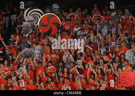 Febbraio 25, 2012 - Charlottesville, Virginia, Stati Uniti - Virginia Cavalier tifosi durante la partita contro la Carolina del Nord di Charlottesville, Virginia North Carolina sconfitto Virginia 54-51. (Credito Immagine: © Andrew Shurtleff/ZUMAPRESS.com) Foto Stock