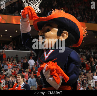 Febbraio 25, 2012 - Charlottesville, Virginia, Stati Uniti - Virginia Cavalier mascotte durante la partita contro la Carolina del Nord di Charlottesville, Virginia North Carolina sconfitto Virginia 54-51. (Credito Immagine: © Andrew Shurtleff/ZUMAPRESS.com) Foto Stock